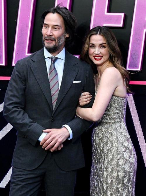 Ана де Армас и киану ривз посетили премьеру фильма Балерина. 02