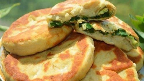 Пирожки с зеленым луком и яйцом.

