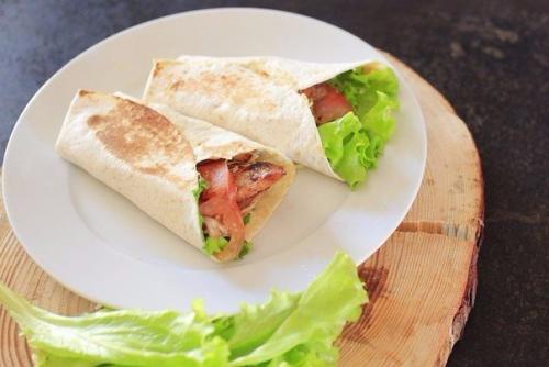 Цезарь ролл в лаваше: вкуснее перекуса не найти! Цезарь ролл в лаваше: вкуснее перекуса не найти!