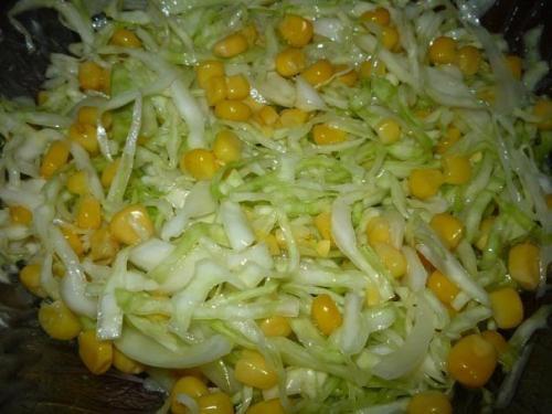 Капустный с кукурузой и яблоком.