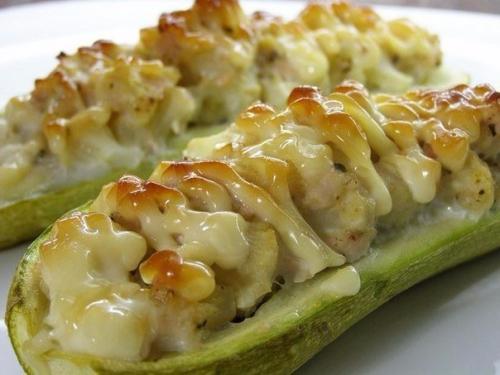 Кабачки, фаршированные курицей и овощами. Кабачки, фаршированные курицей и овощами.