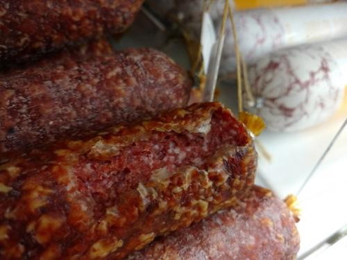 Вот такую забавную колбасу поеденную грызунами выставили сегодня на продажу в гипермаркете ашан на тракторной.