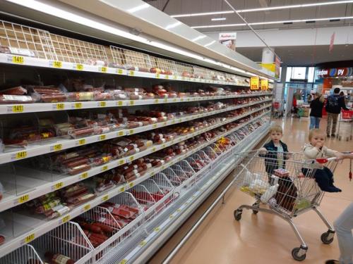 Вот такую забавную колбасу поеденную грызунами выставили сегодня на продажу в гипермаркете ашан на тракторной. 02