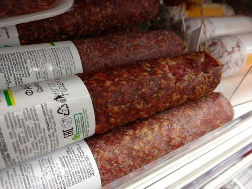 Вот такую забавную колбасу поеденную грызунами выставили сегодня на продажу в гипермаркете ашан на тракторной. 01