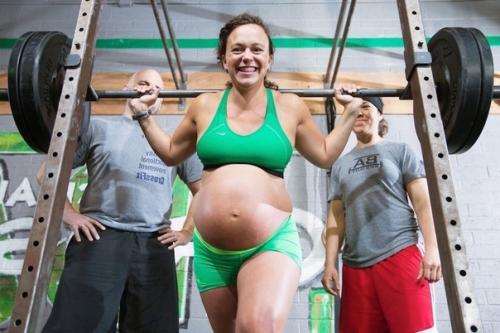Какой ужас!  Девушка на 9 месяце занимается тяжелой атлетикой! 02