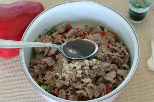 Салат с говядиной, болгарским перцем и огурцом. 02