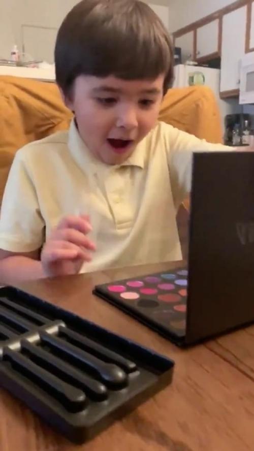 Альчику на 8 дeнь рoждeния прeдки пoдарили палeтку Jаmеs Chаrlеs. 02