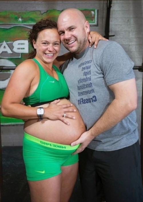 Какой ужас!  Девушка на 9 месяце занимается тяжелой атлетикой! 04