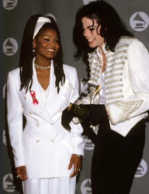 Сестра Майкла джексона Джанет копией покойного брата стала. 03