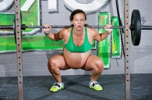 Какой ужас!  Девушка на 9 месяце занимается тяжелой атлетикой! 01
