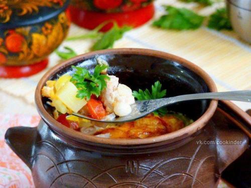 Жаркое в горшочках.

