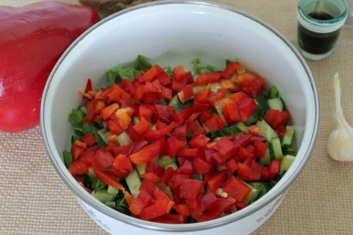 Салат с говядиной, болгарским перцем и огурцом. 01