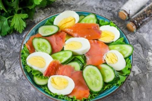 Салат с горбушей, огурцом и яйцом. 02 Салат с горбушей, огурцом и яйцом. 02
