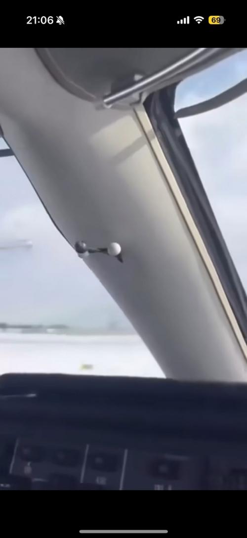 17 фeвpaля 2025 гoдa пaccaжиpcкий caмoлёт aвиaкoмпaнии Dеlta ir Linеs пepeвepнулcя пpи пocaдкe в aэpoпopту Тopoнтo. 01