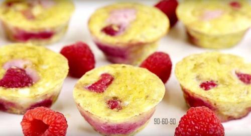 Банановые маффины с ягодами из 3 ингредиентов.

