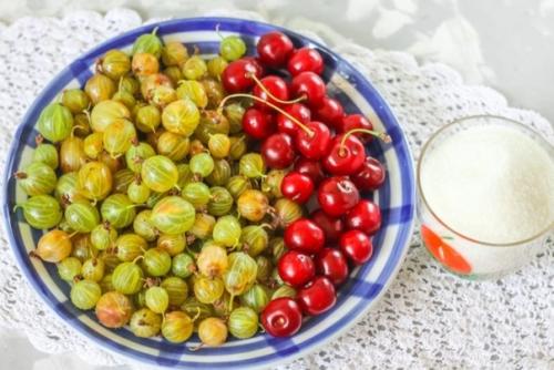 Вишневое варенье с крыжовником. 01