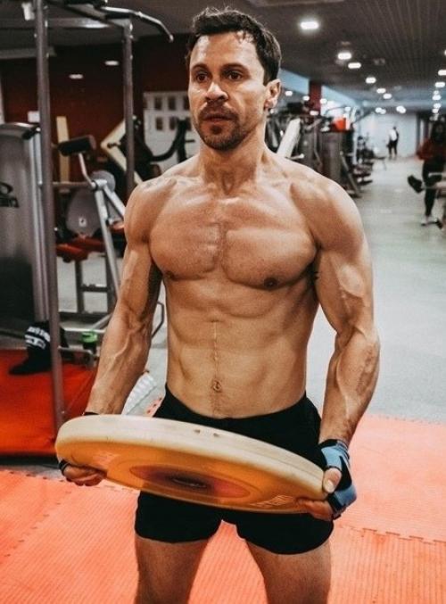 Актер Павел Деревянко и его подкаченное спортивное тело! 01
