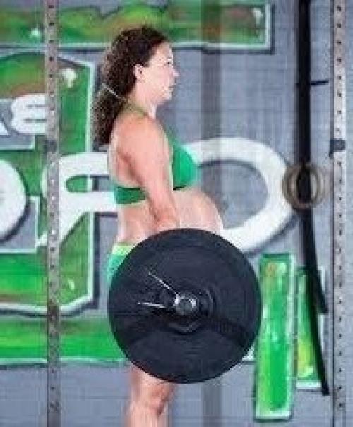 Какой ужас!  Девушка на 9 месяце занимается тяжелой атлетикой! 03