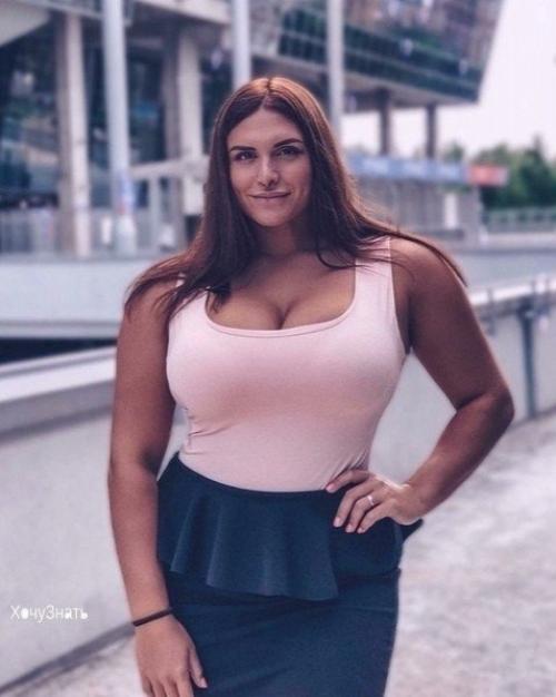 Телосложение девушки, которая посвятила себя тяжелой атлетике.