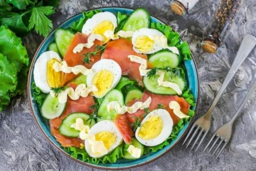 Салат с горбушей, огурцом и яйцом. Салат с горбушей, огурцом и яйцом.
