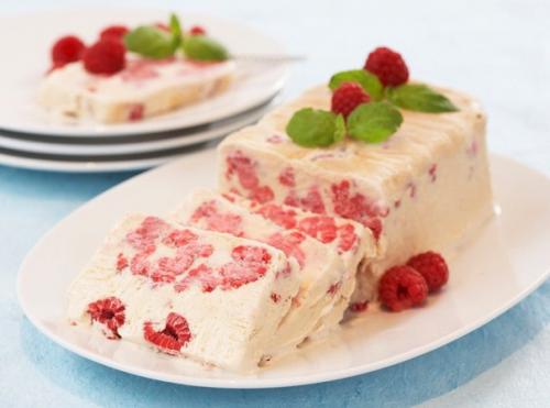 Легкий торт из йогурта и фруктов без выпечки.

