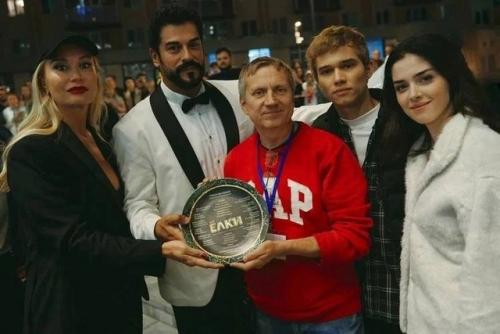 Бурак озчивит прибыл в Россию и принял участие в новогоднем фильме с актером рузилем минекаевым, который известен по сериалу Слово Пацана. 04