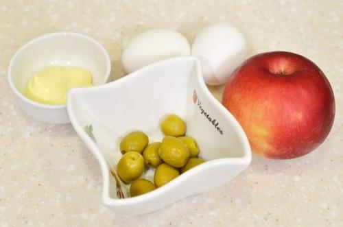 Салат с яйцом и яблоком. 01