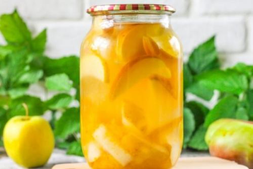 Компот из яблок, груш и слив.