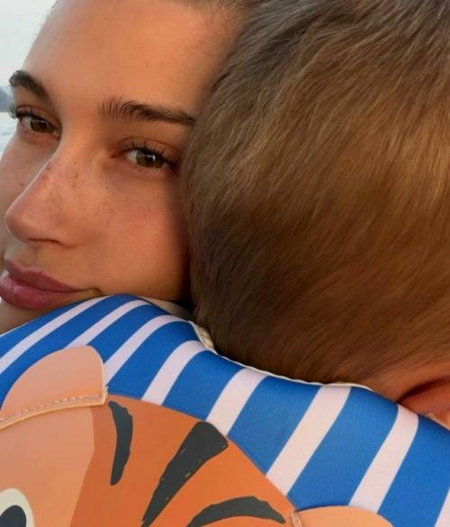 Хейли бибер поделились новыми фотографиями с сыном Джеком в честь его 2 дня рождения! 05