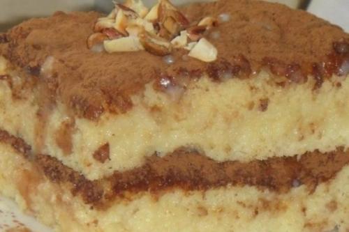 Бисквитный торт пропитанный сгущенкой.