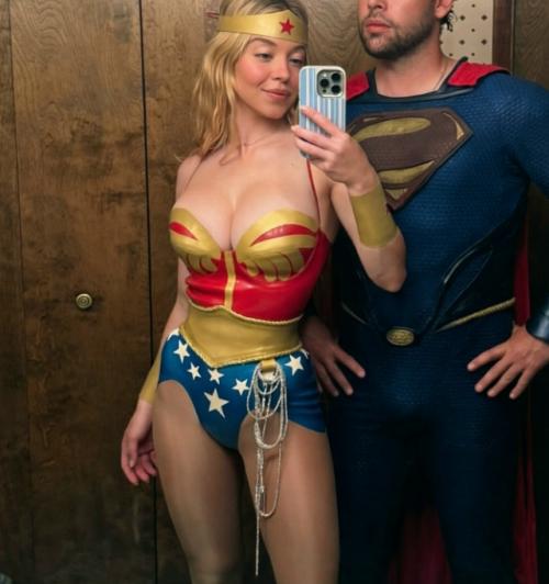 Сидни Суини решила примерить на себя образ чудо - женщины из киновселенной DC! 
