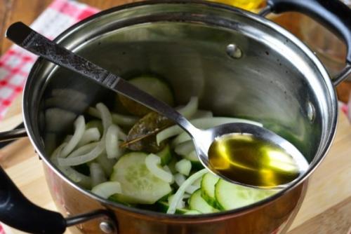 Огурцы на зиму с маслом. 01