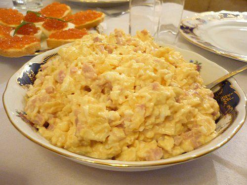 Салат с ветчиной и ананасом.

