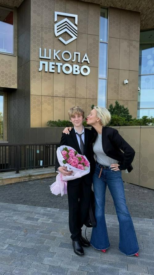 1 ceнтябpя знaмeнитocти пpoвoдили дeтeй нa учёбу. 04