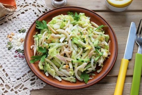 Салат из пекинской капусты с курицей.