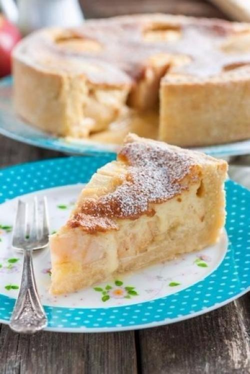 Яблочный пирог с вкуснейшей заливкой.

