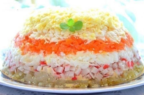 Нежный салат с крабовыми палочками. Нежный салат с крабовыми палочками.