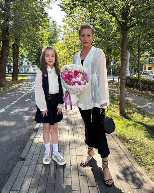 Гарик харламов отвел свою дочь в школу. 03