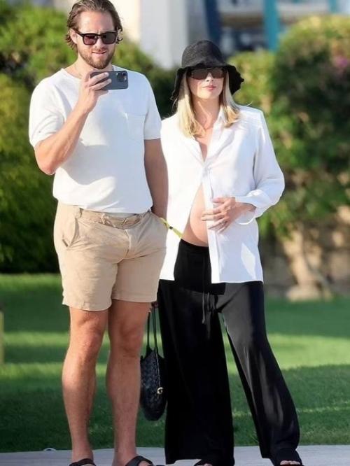 Марго Робби, похоже, вот-вот станет мамой. 04