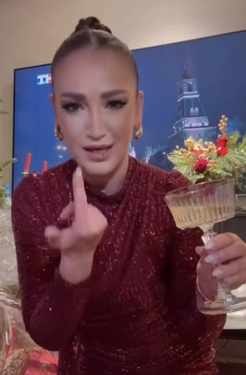 Олечка бузова решила подойти к новогодним желаниям основательно. 01