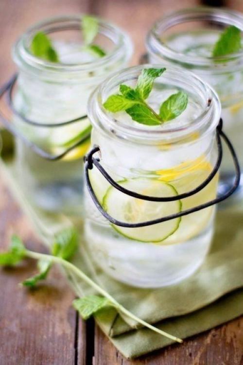 Detox Water - это та же вода, но мы в нее просто что-то полезное добавляем в нашем случае - цитрусовые добавочки.