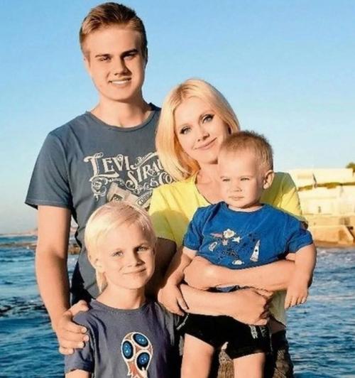 Натали откровенно рассказала о трудностях, с которыми столкнулась её семья в последние годы. 01