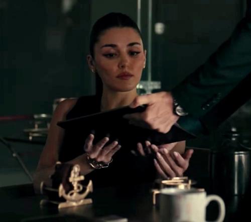 Ханде в роли Аслы мансой в фильме Оставь это Ветру, премьера которого 14 февраля 2025 года. 04