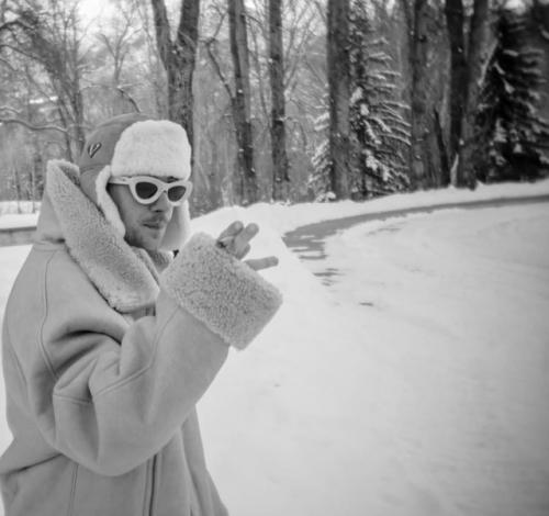 Пока мы с вами пытаемся Акклиматизироваться на работе после праздников, семейка биберов отдыхает в аспене. 01