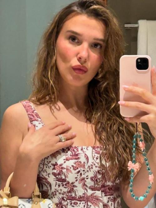 20-Летняя милли Бобби Браун заявила, что она в полном восторге о того, что она выглядит старше своих лет. 02