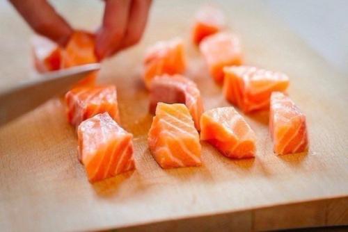 Салат с кусочками семги. 06