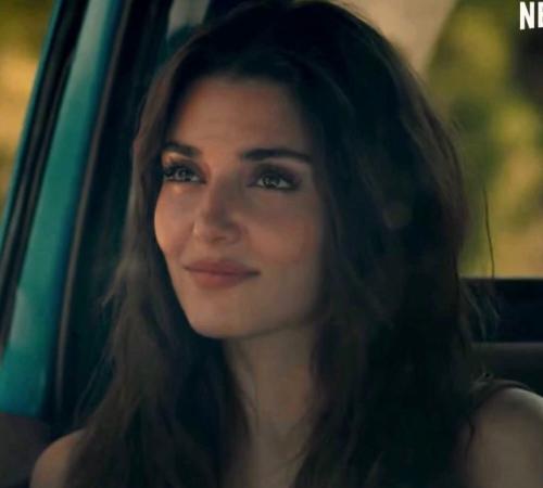 Ханде в роли Аслы мансой в фильме Оставь это Ветру, премьера которого 14 февраля 2025 года. 08