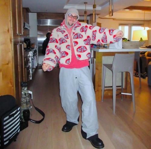 Пока мы с вами пытаемся Акклиматизироваться на работе после праздников, семейка биберов отдыхает в аспене. 04