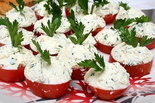 Помидоры с чесноком.

