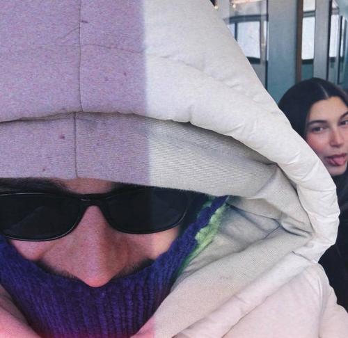 Пока мы с вами пытаемся Акклиматизироваться на работе после праздников, семейка биберов отдыхает в аспене. 02